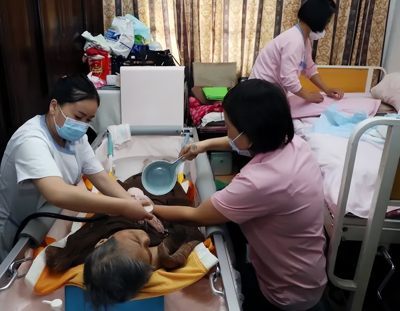 女人免费给老人做保姆,陕南女孩免费帮老人