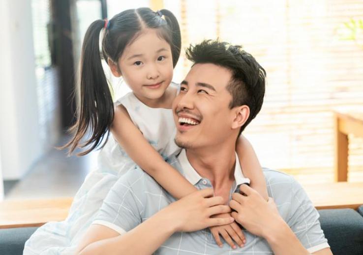 女孩子像爸爸好还是像妈妈好,女儿像爸爸有福气还是像妈妈好