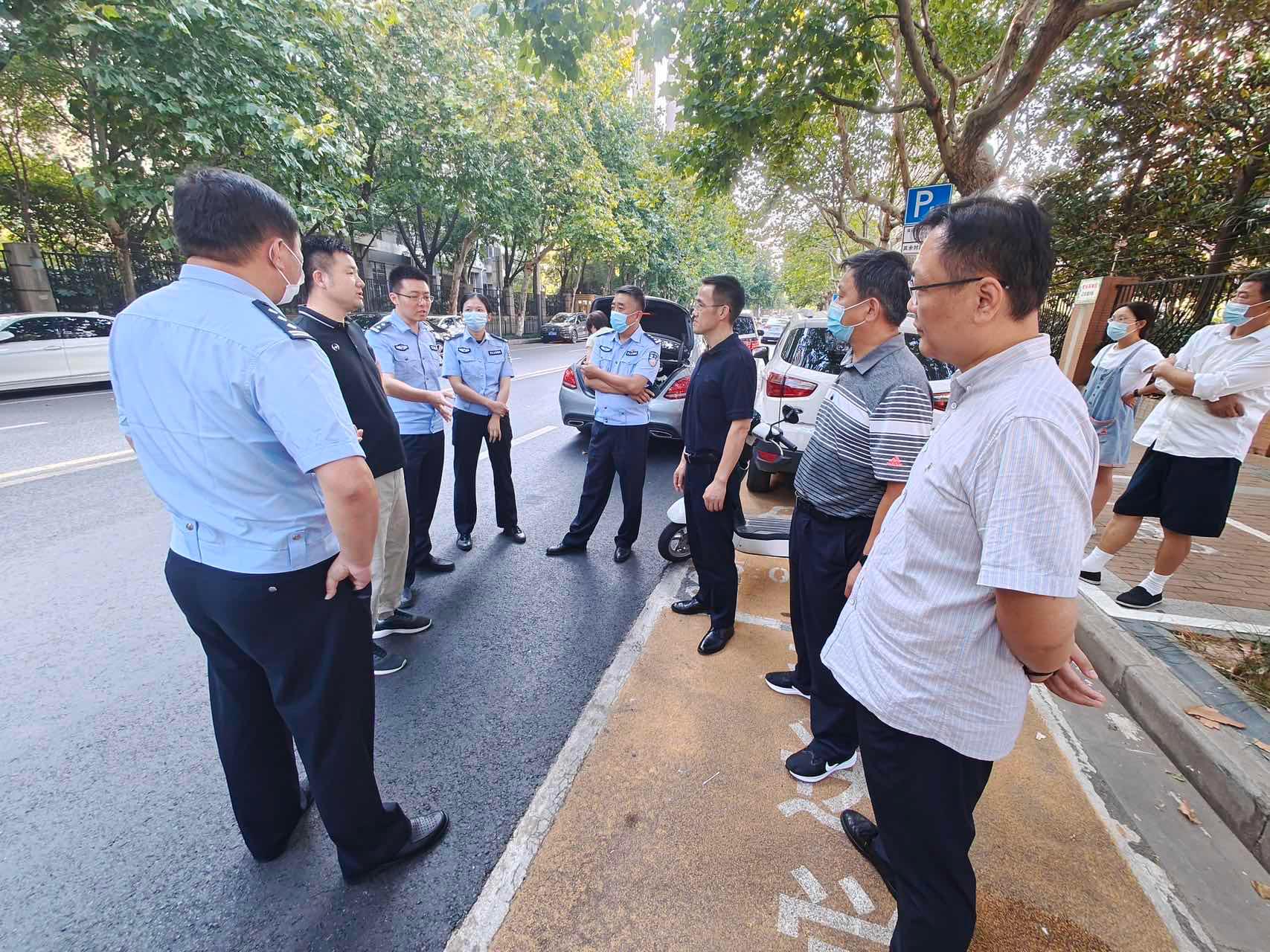 2000多孩子上学更安全有序南京金中实小“一校一策”破解接送学交通秩序难题