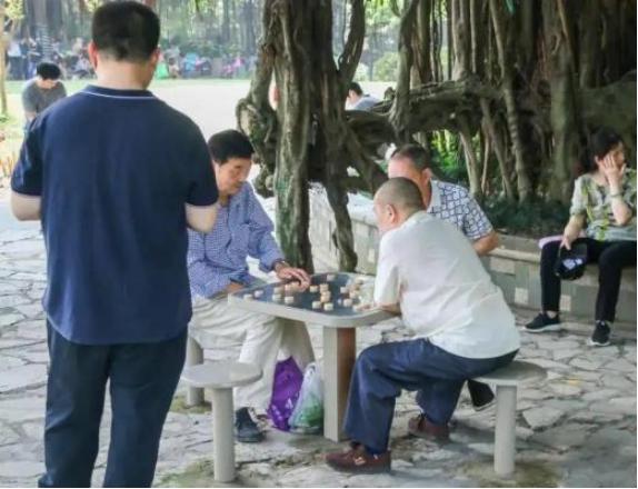 中秋送礼给老丈人送什么礼品最好,中秋节送老丈人一箱酒推荐