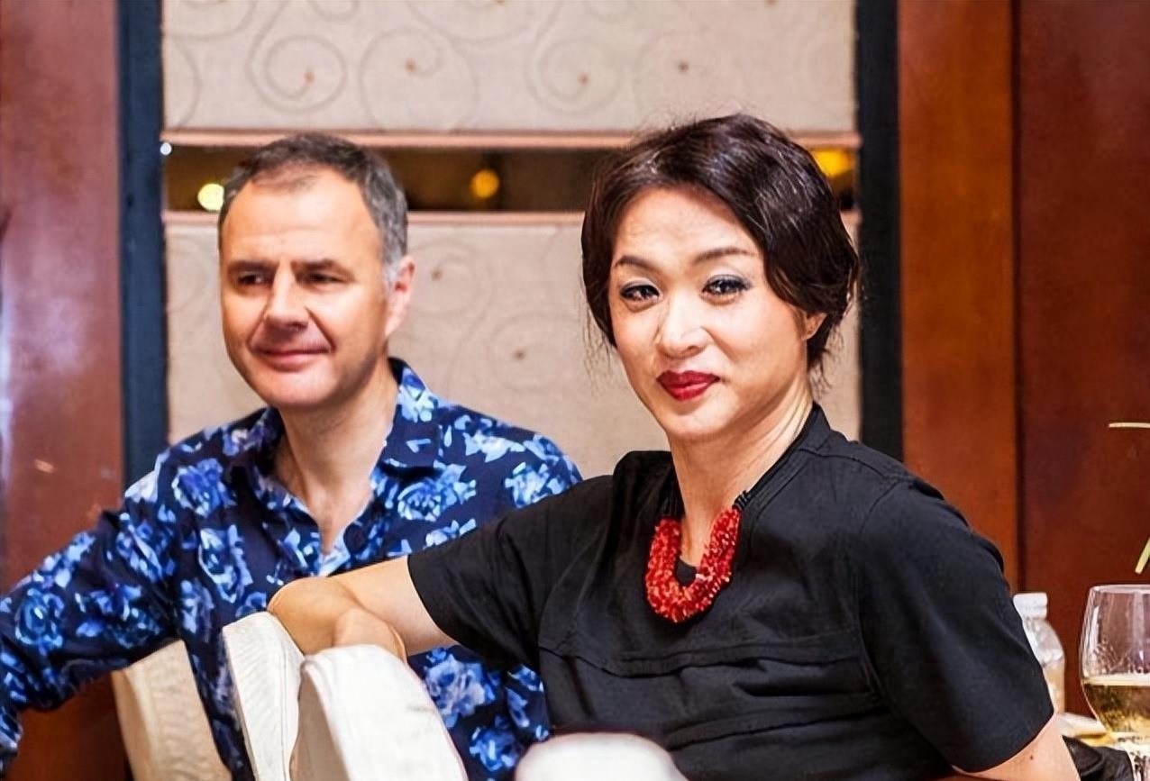 54岁金星重回男儿身现身机场,55岁金星重回男儿身了吗