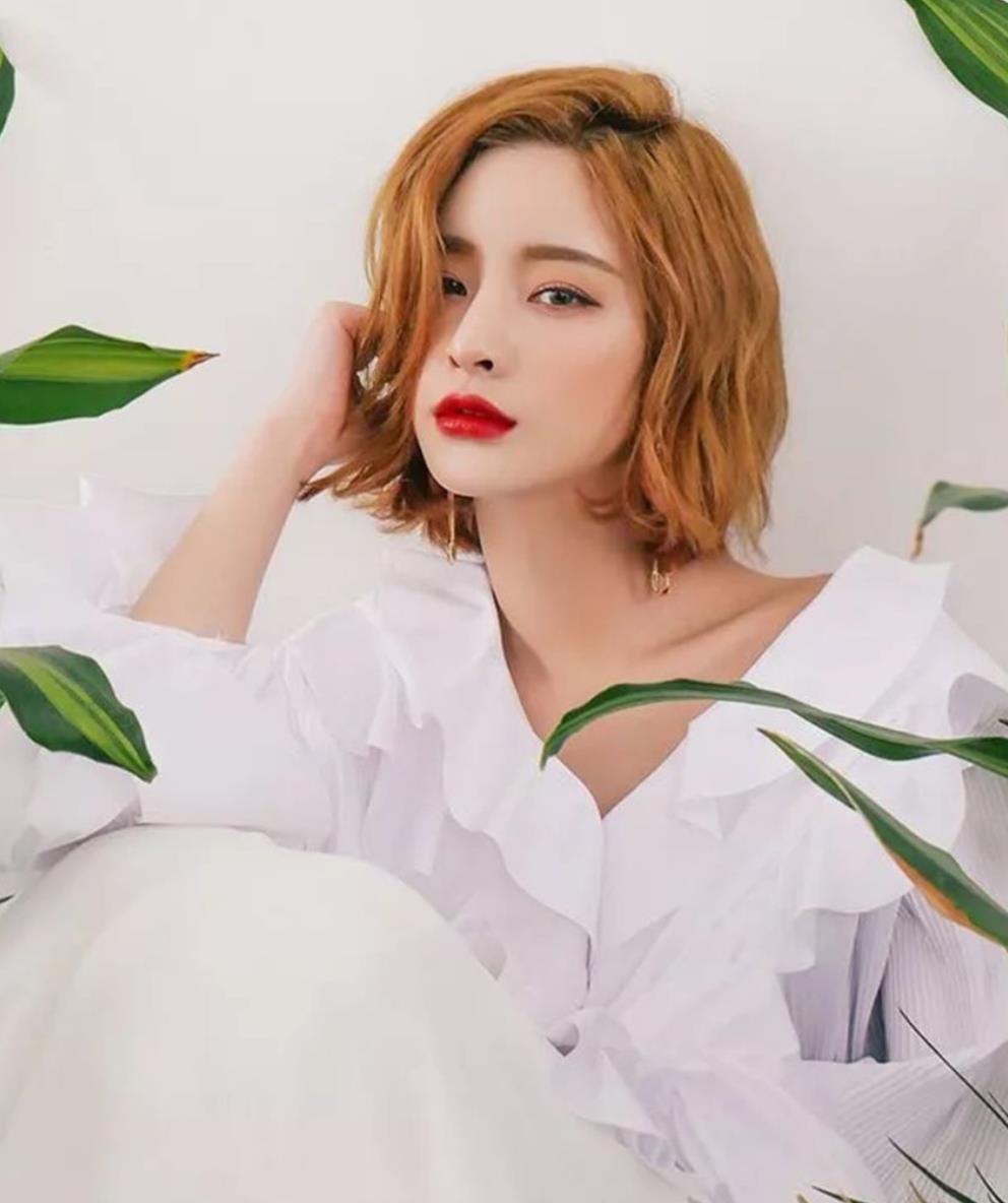 圆脸方脸女孩显脸小发型,圆脸烫什么发型显脸小