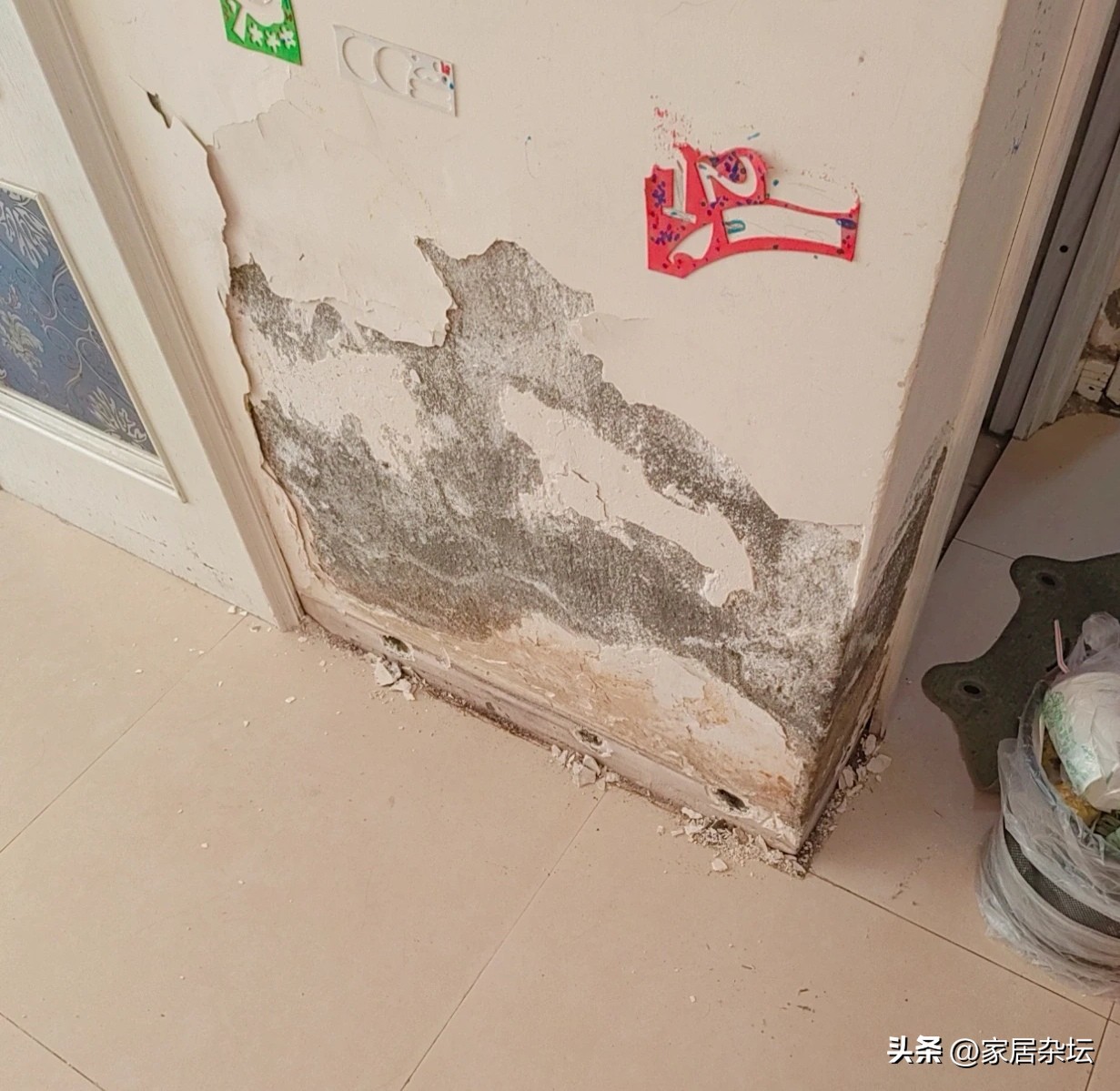 卫生间门口墙面返潮,刚装修不久卫生间门口返潮