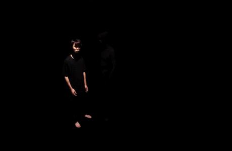 日本小哥在身上涂油漆,小哥把世界上最黑的颜料涂在身上