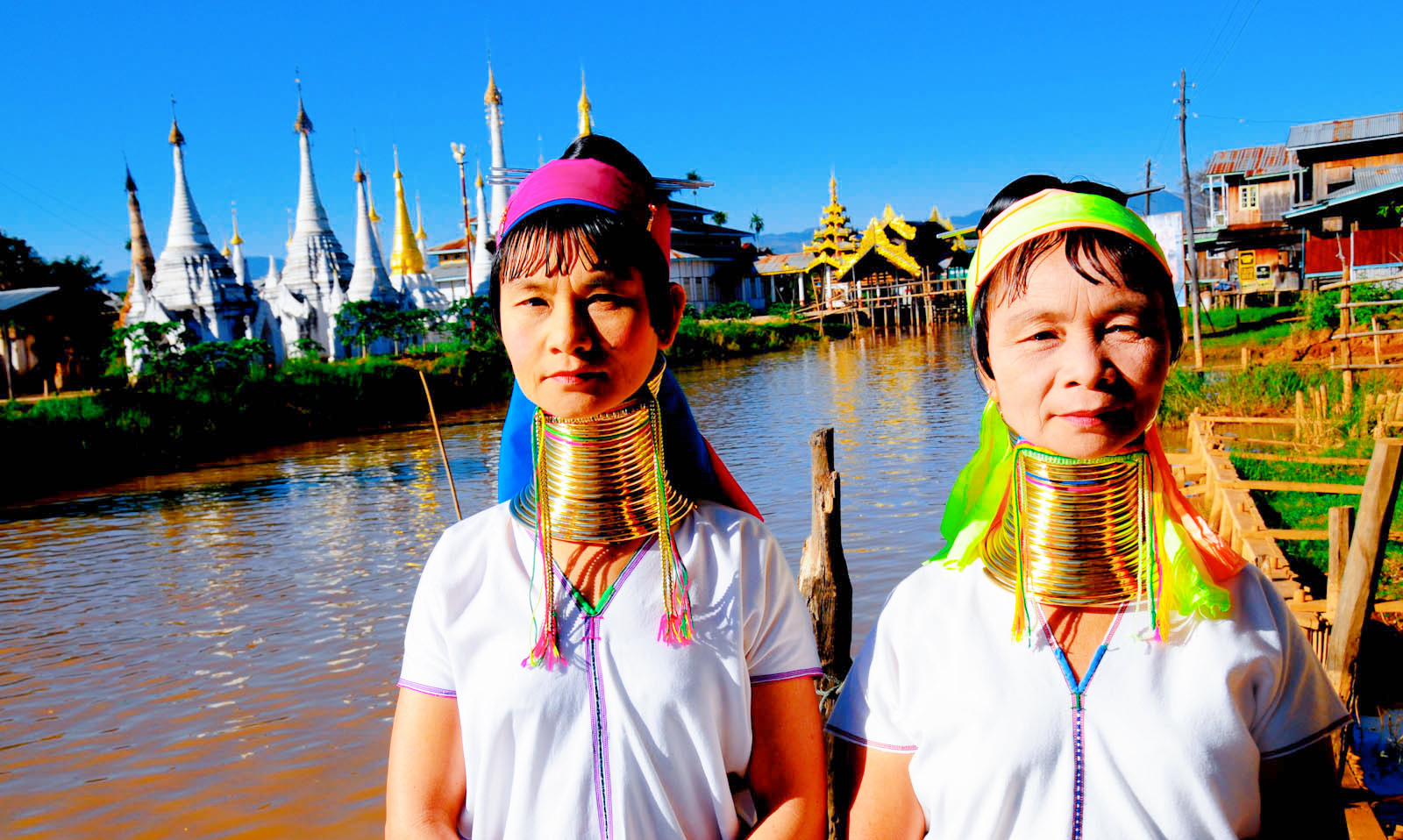 以脖子长为美的民族，脖子上戴满重铜环，一生只有3次机会取下