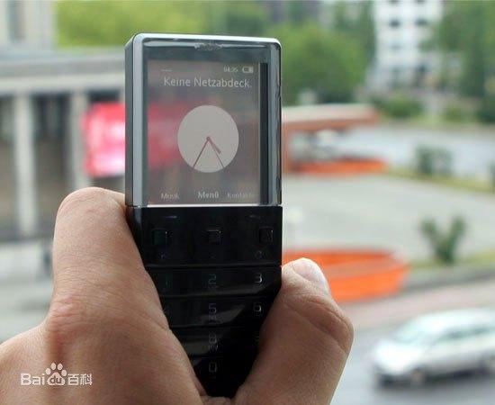 在泳池里掏出透明手机，我的笑容渐渐消失......