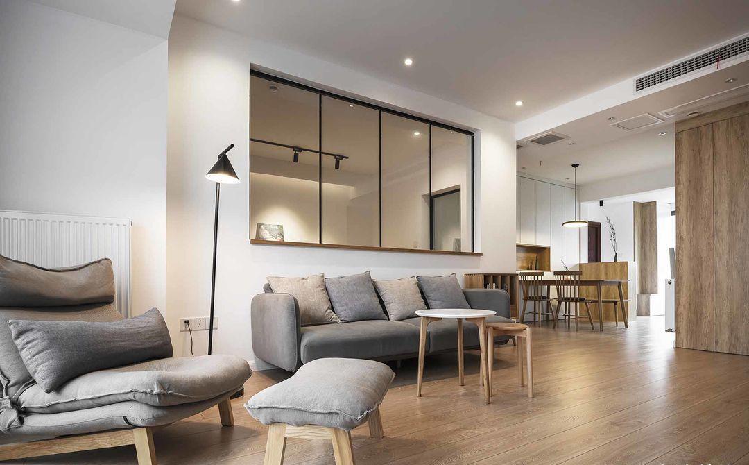 她在沙发后面“掏洞”造窗，完工后发现太明智了，全屋温暖又自然