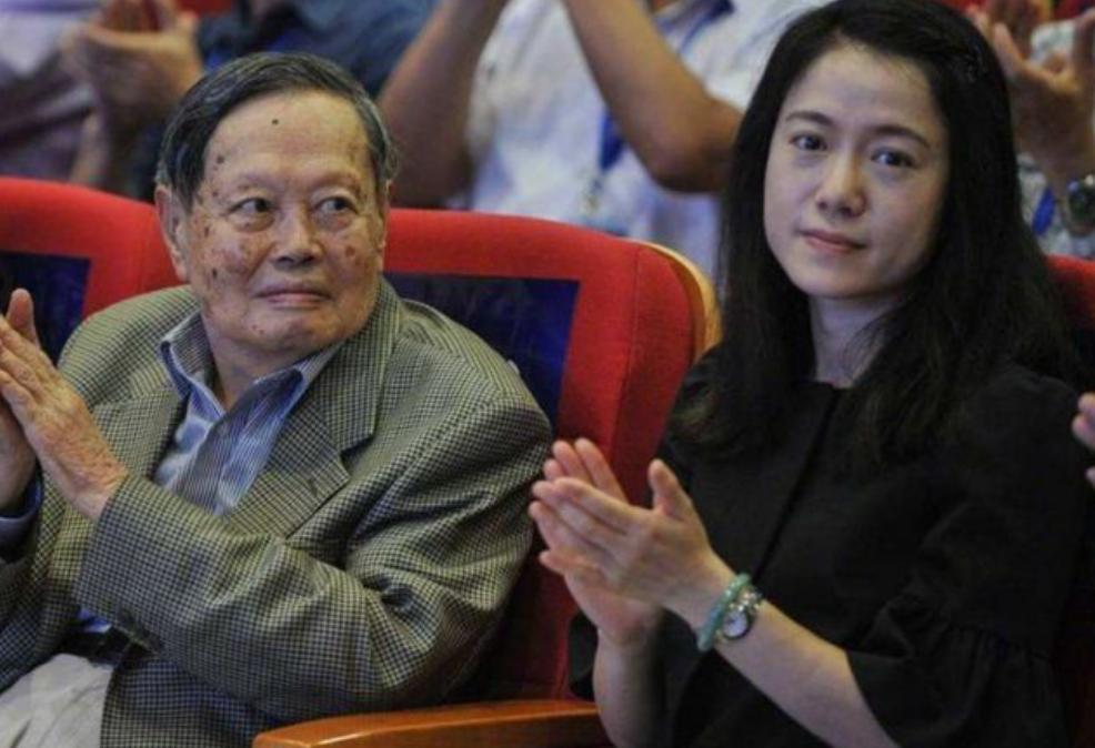 翁帆与杨振宁结婚生活状况怎样,杨振宁和翁帆结婚的当年现状