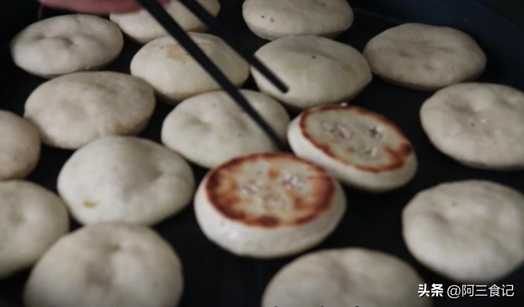 香蕉油条怎么做酥脆松软,用香蕉和芝麻糊做油条