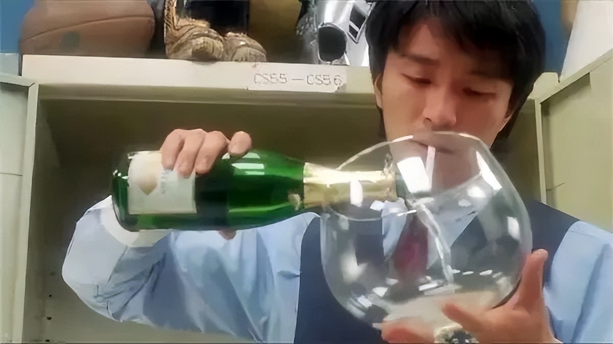 平平无奇一张合照，里面这个竟然价值百万！