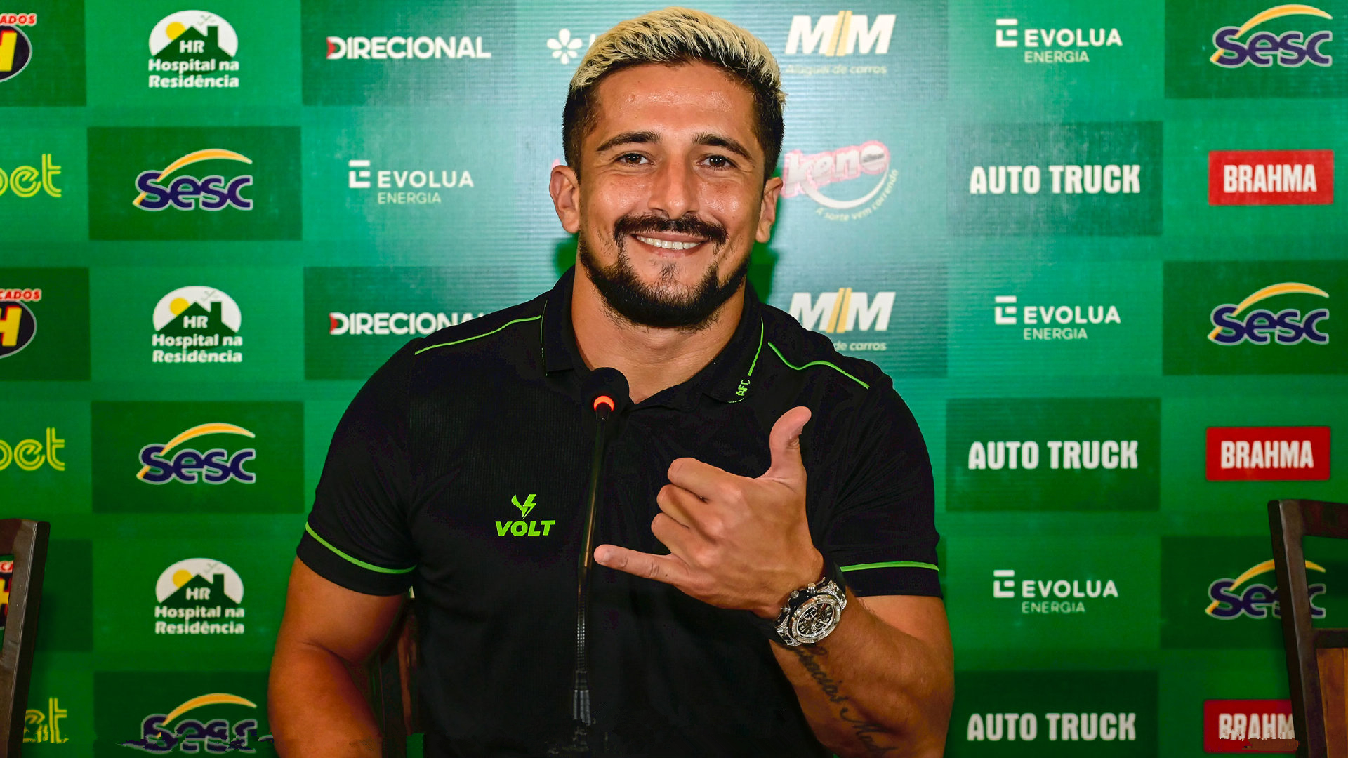 中国第一位购买私人飞机的男足球员出现了:我随时等待国家队征召