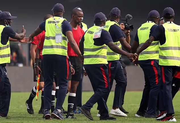 非洲杯闹剧主导起底“腐败前科”主裁判西卡泽维