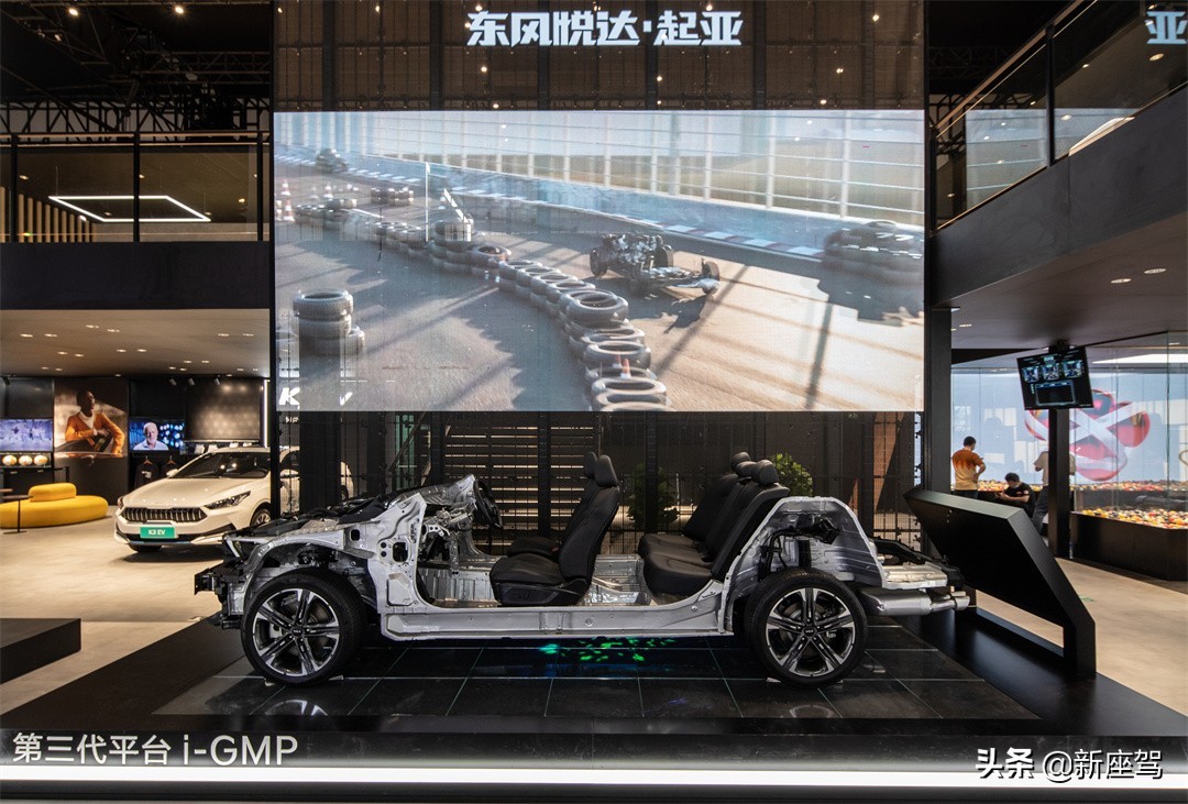 起亚嘉华旗舰款对比gl8陆尊尊享型,第四代嘉华gl8