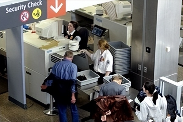 一男子出国携带方便面竟被罚款，这是特殊规定还是针对中国人呢？