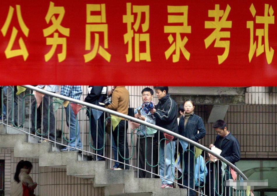 最适合报考公务员的十大专业解读,大专读什么专业适合考公务员