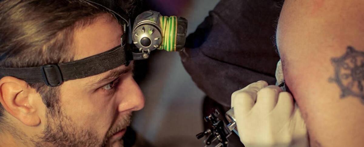 沐浴时，男友提出让我在“花园”上纹上他的名字，来证明我爱他