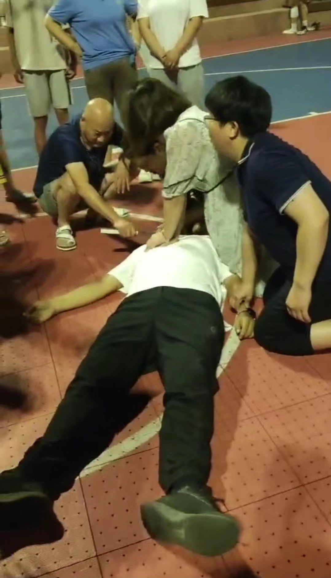 篮球馆里众人抢救晕厥男子,篮球场晕倒医生救人