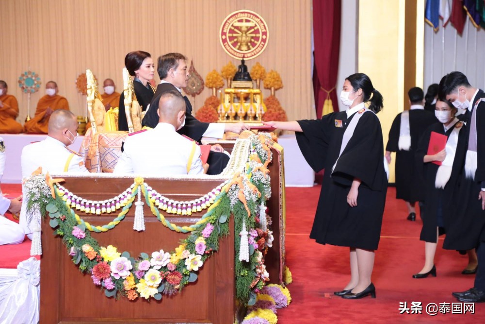 泰国国王携王后为法政大学毕业生颁发学位证