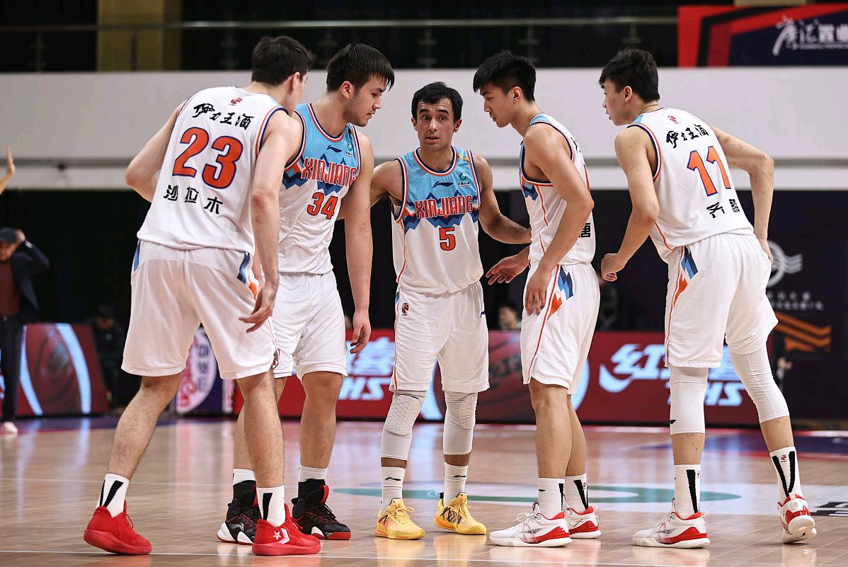 *疆新**新阵容战力暴涨！120天连签4将2米11悍将受期待阿帅全力冲冠