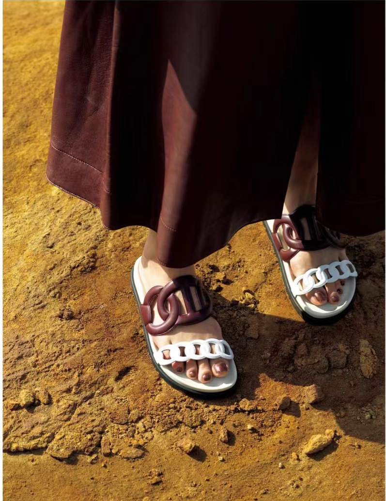 冬季的配色穿搭让你轻松提升气质,搭配推荐简约出挑的柔和色系穿搭