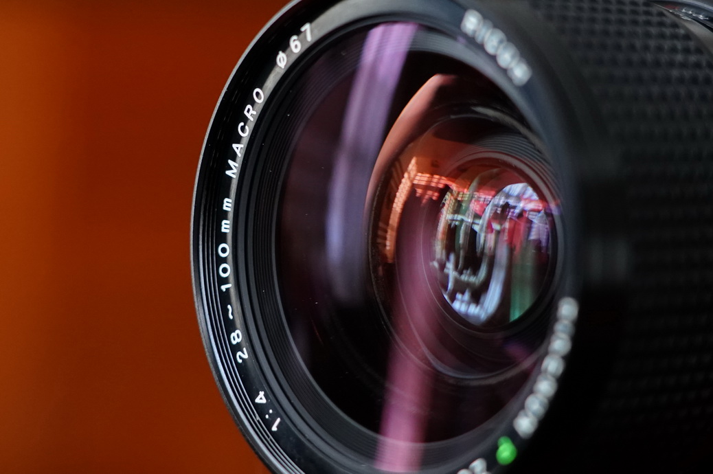 理光有几款50mm镜头,廉价的相机