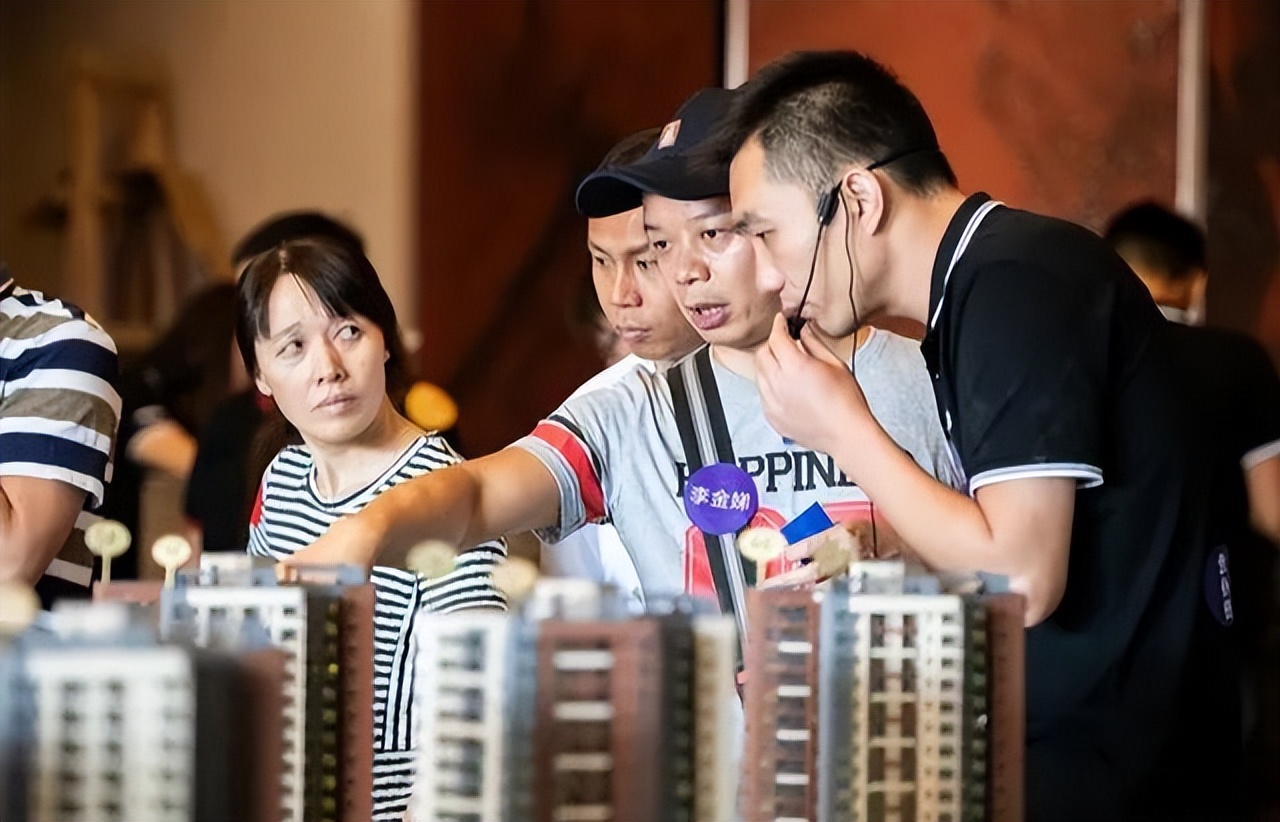 贷款买房和全款买房的人谁更聪明,10年后买房还是攒钱更值