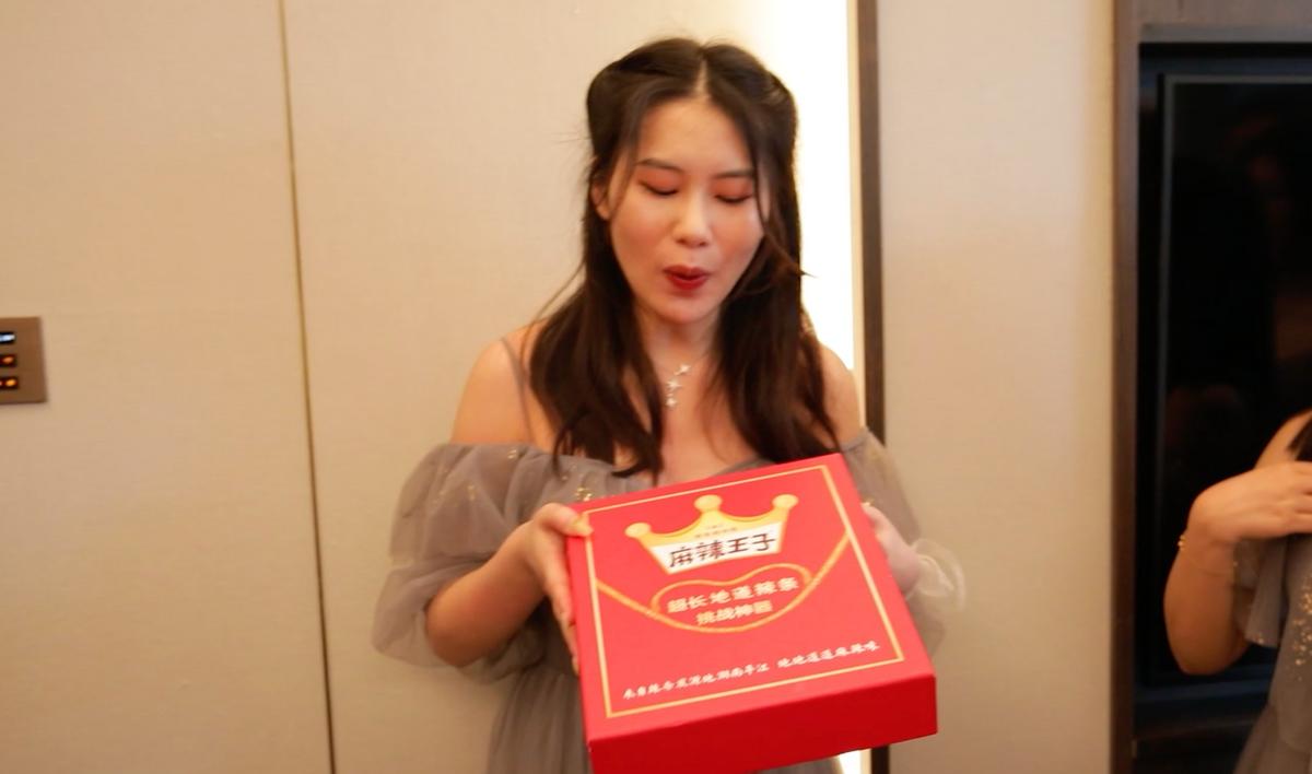 1000元伴娘吃辣条,伴娘给新娘红包1000