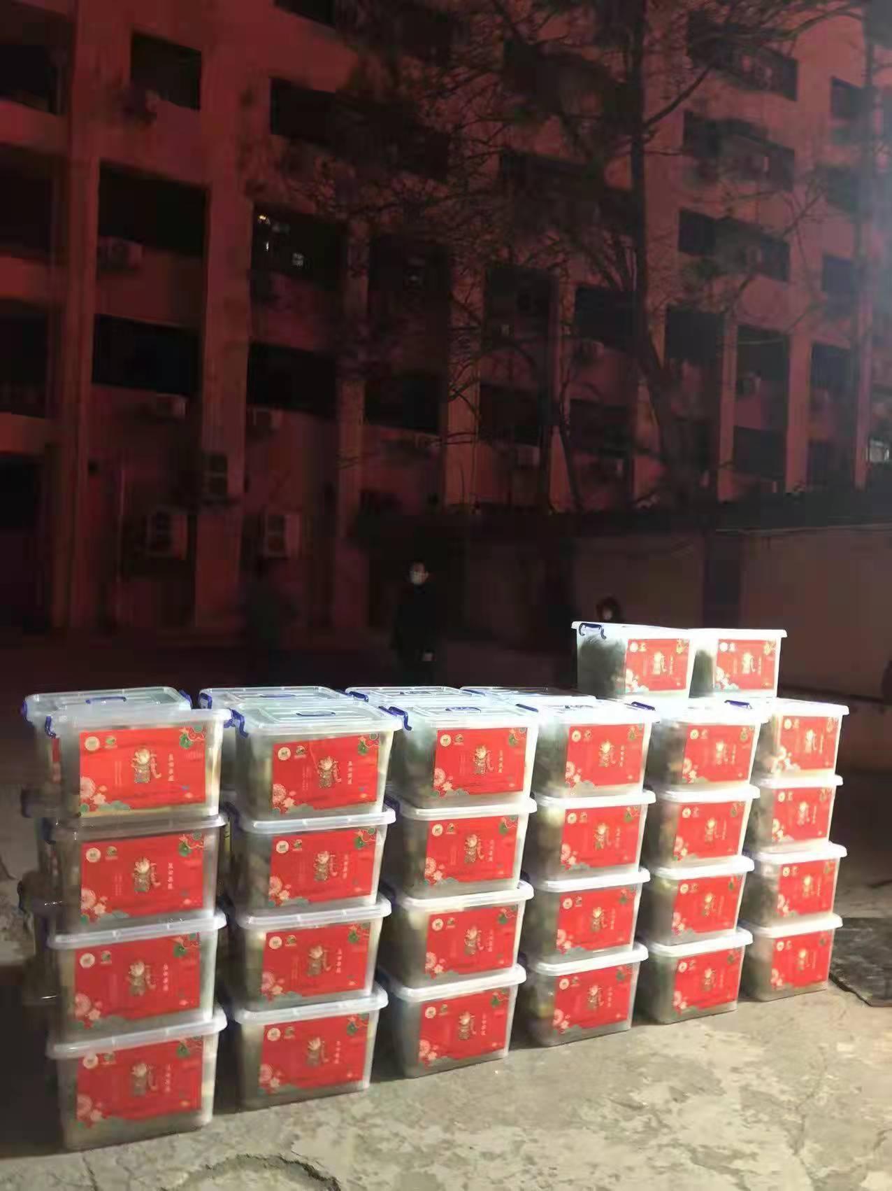 西安市民深夜储备隔离物资,西安市民有序购买物资