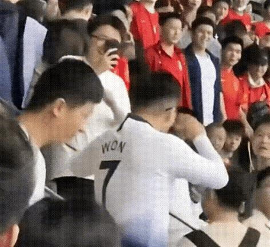 小伙看台挑衅球迷遭围殴后续在哪,小伙看台挑衅球迷遭围殴原视频