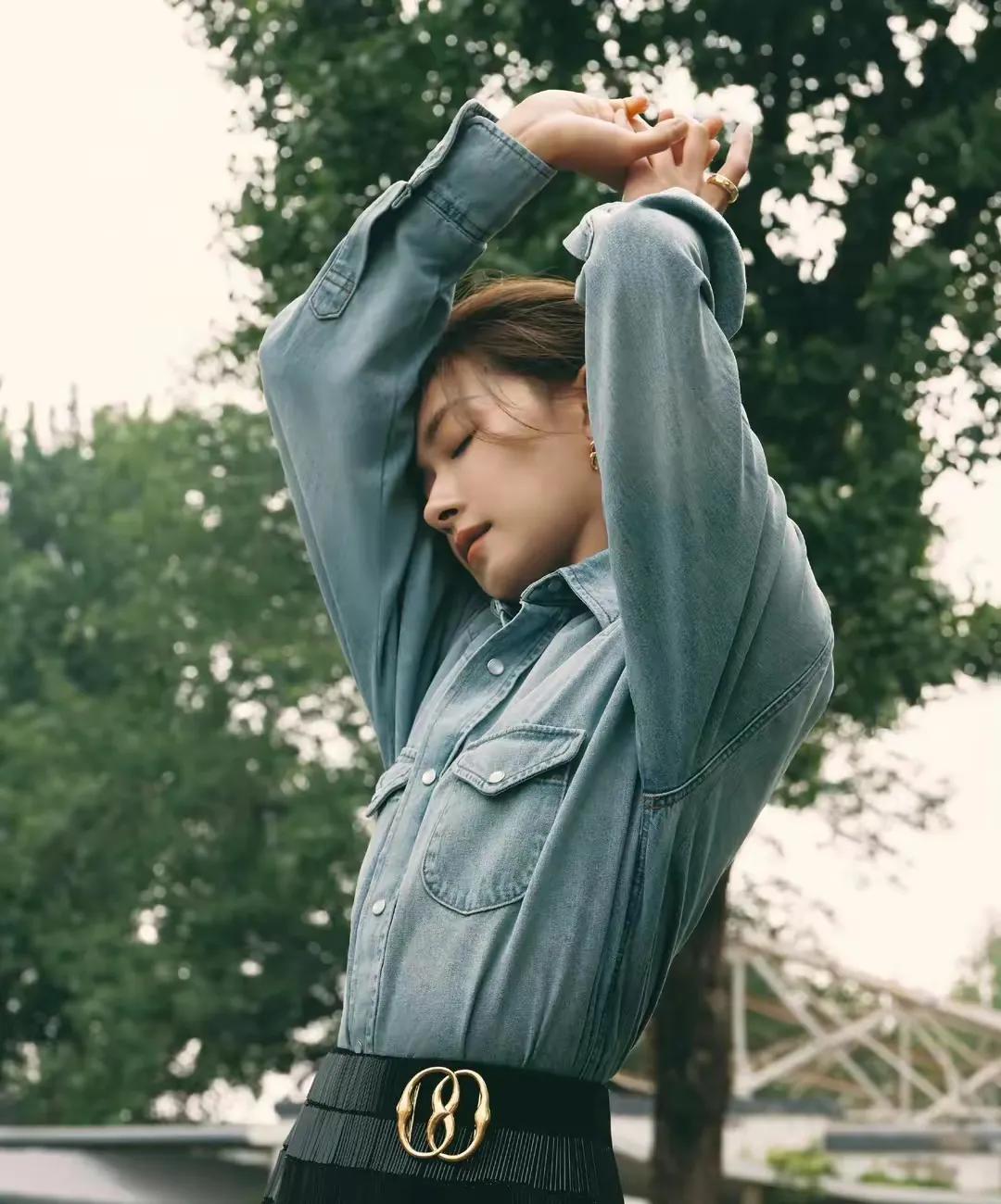 万茜高开叉裙造型图文,万茜穿高开叉长裙单人超美图片