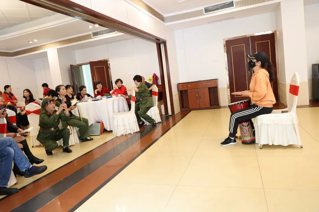 四川省德阳市东汽小学开展退休教师“迎重阳”庆祝活动