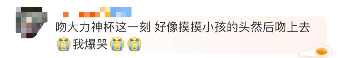 阿根廷冠军梅西拥抱姆巴佩,阿根廷夺冠亲吻场面