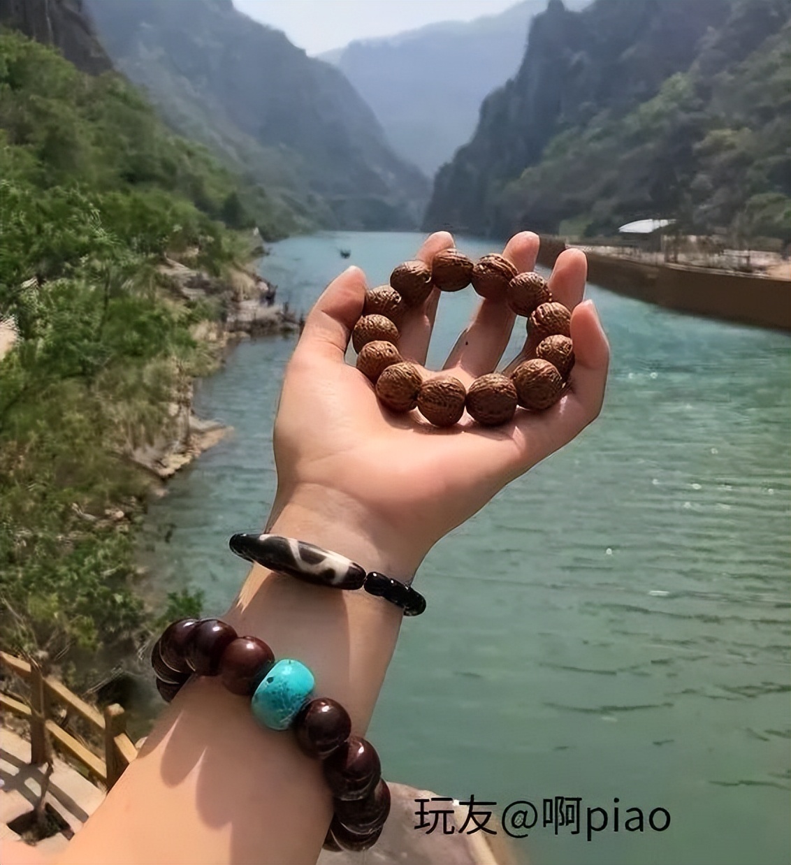 手串盘脏了，他用洗衣粉刷了一下