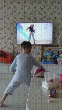 搞笑一刻：美女这波操作我还没见过，难道这样上车有什么说法？