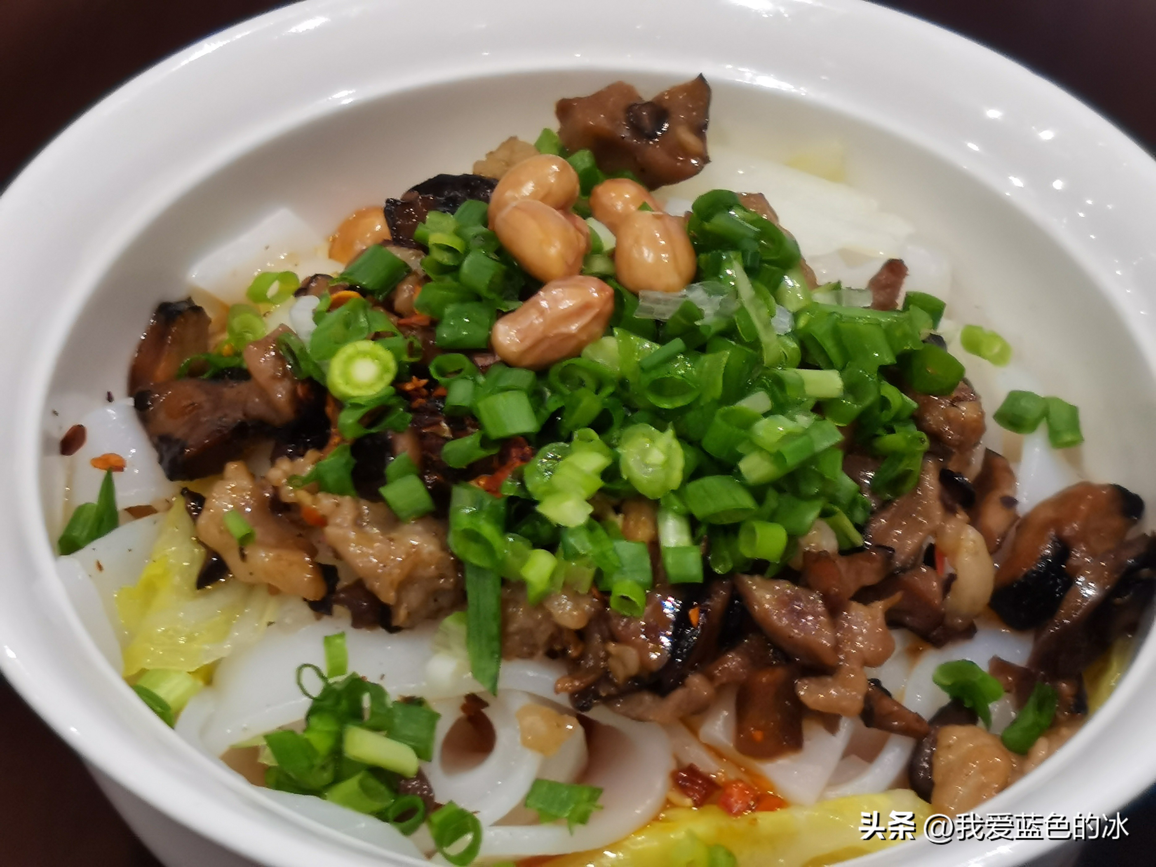 在遵义的第二天早餐，有多少人认识这个罐子里的绿色渣渣是什么？