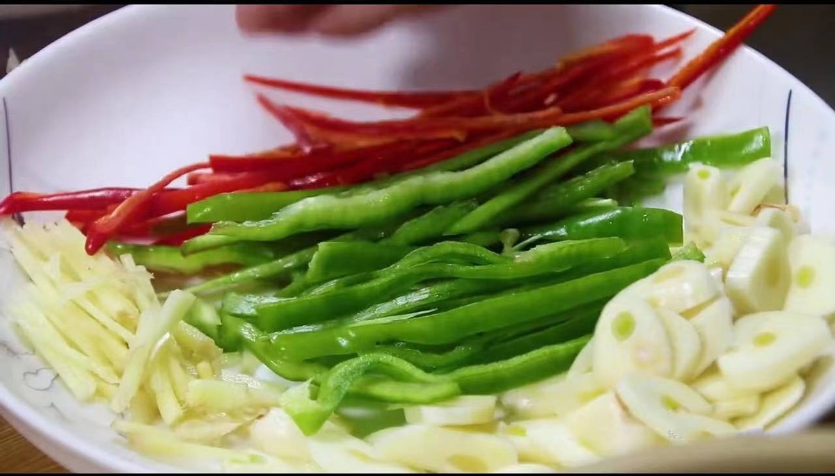 芹菜凉拌怎么做才脆爽,炒芹菜时切记不要焯水和直接炒