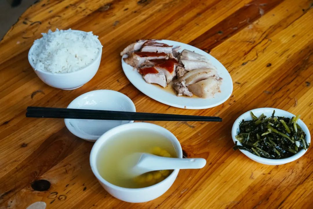 早餐烤乳猪，海鲜论盆卖？这座海岛小城舒坦得有点离谱了