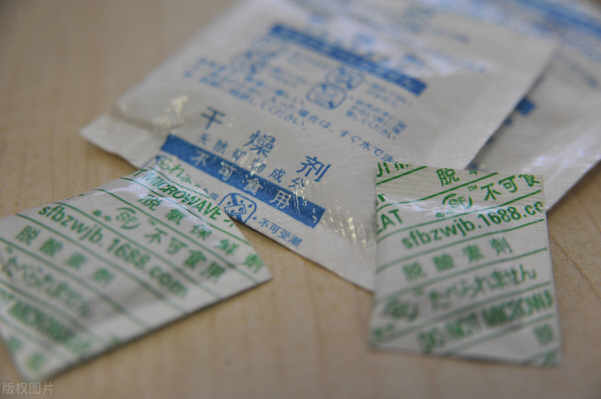 食品袋中的干燥剂一包也别扔,食品干燥剂包的另类妙用