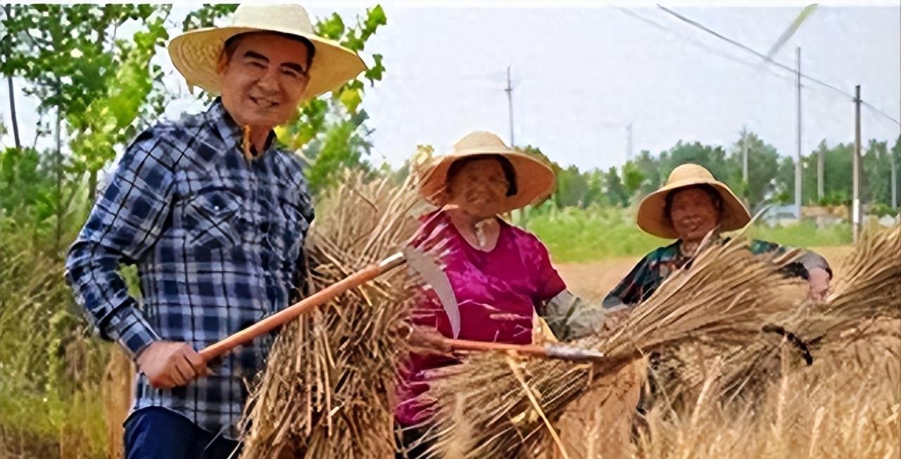 他把现金堆成山，高调捐款20亿后“消失”，如今出现在家种地？