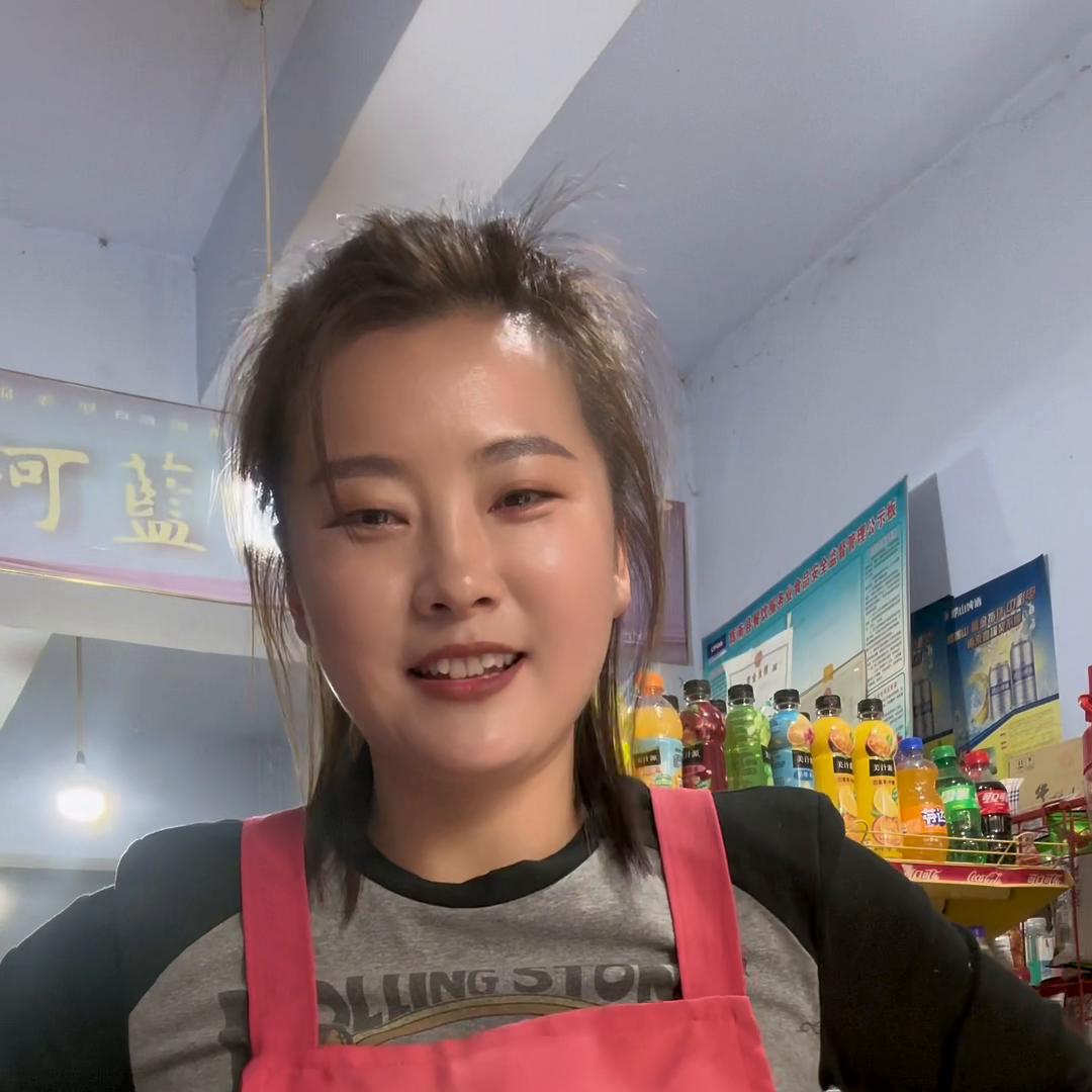 这箱货我是越开越顺手，这四五十斤的货，也越搬越轻松，人...