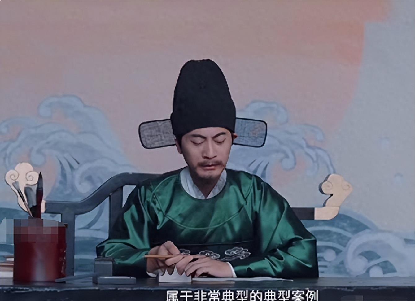 牛角胸罩,诱惑式舔刀尖,这些颠覆三观的镜头,看完让人一言难尽