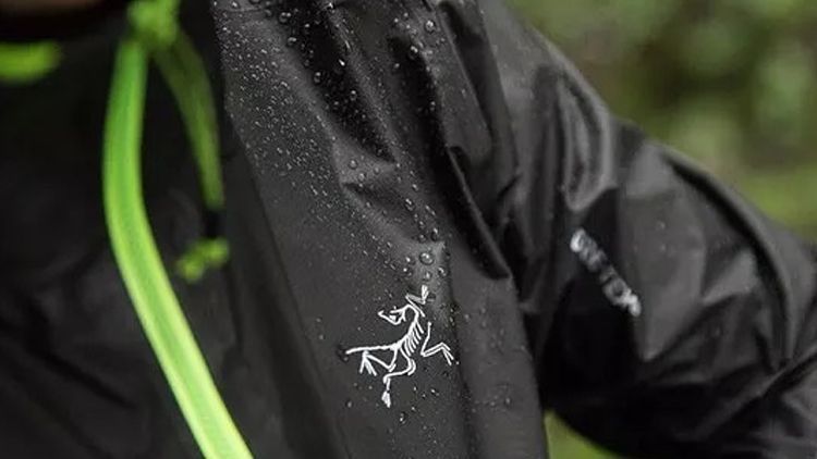 安踏真的超越阿迪了吗,安踏甩开对手