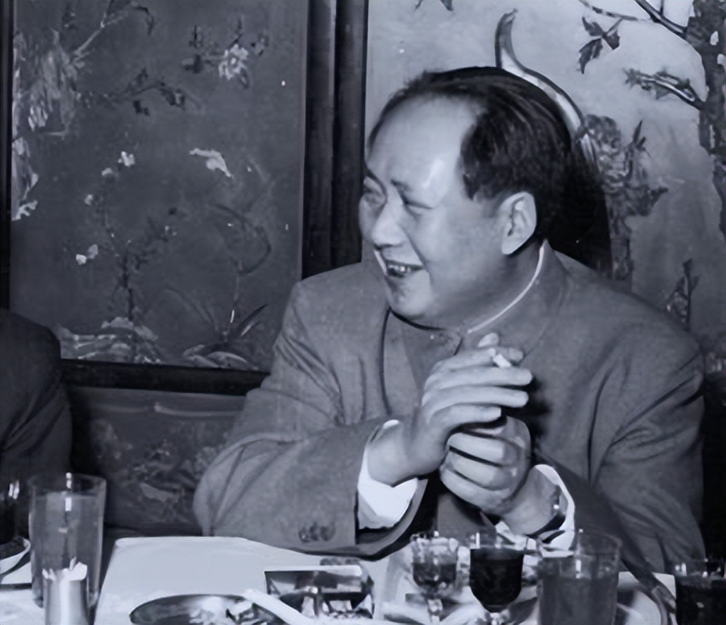 吕正操听不懂湖南话，王爱梅偷偷做了一个手势，被毛*东泽**一眼识破