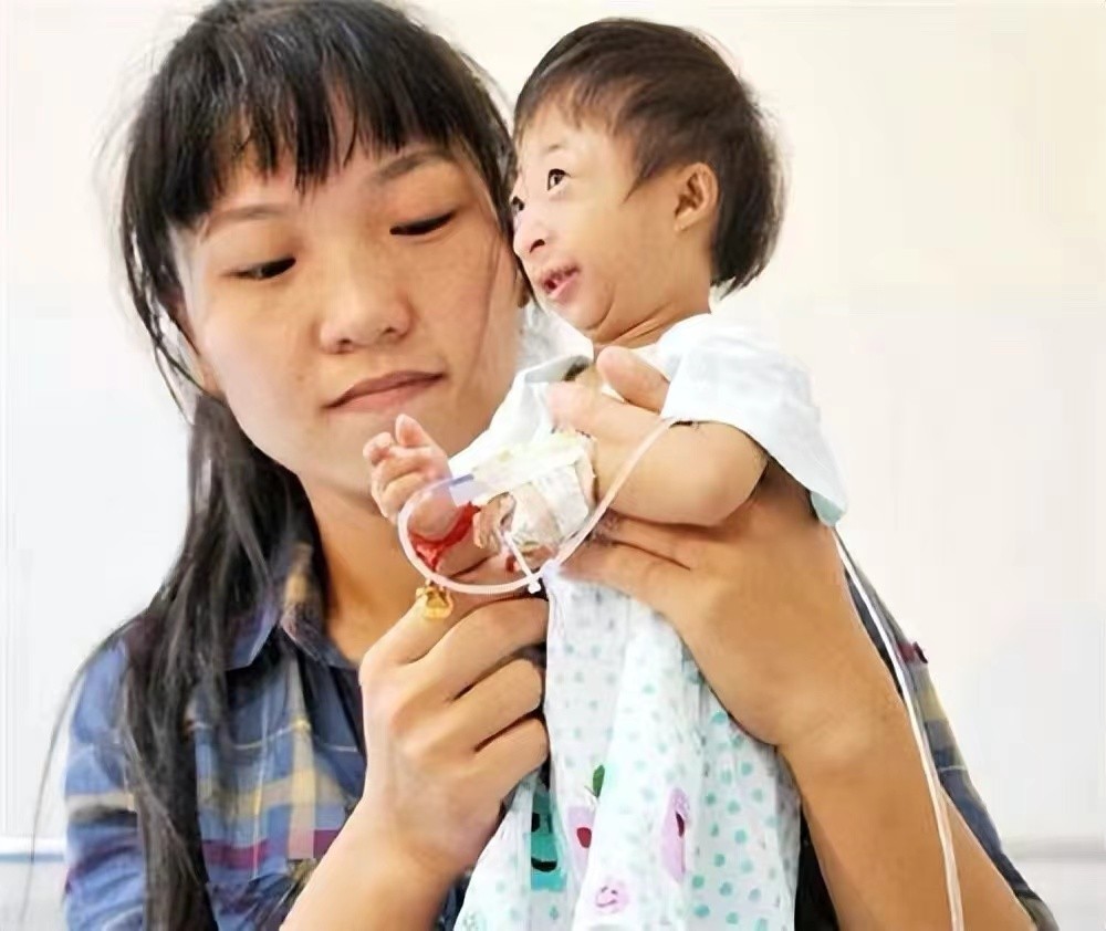 袖珍女孩梁小小出生日期,袖珍女孩梁小小现在长大的样子