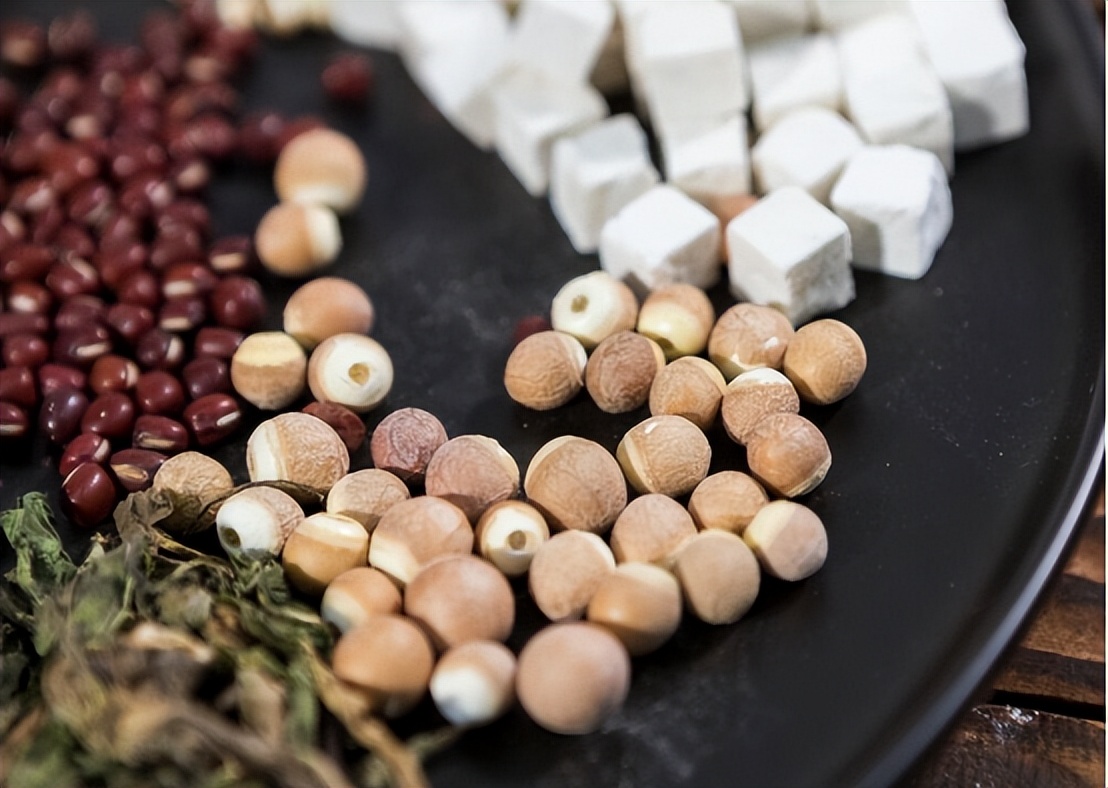 良性的乳腺肿块不动手术会癌变吗,乳腺结节良性三级严重吗会癌变吗