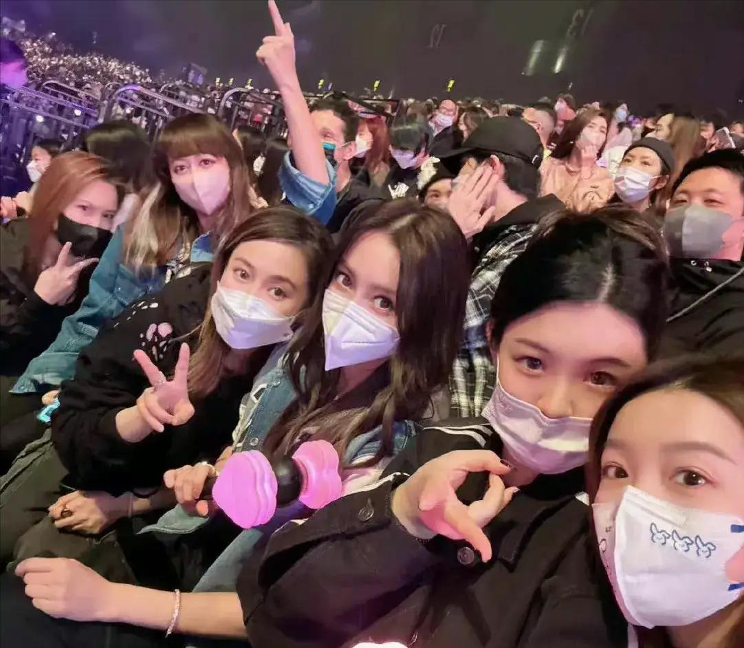 中韩紧张之际Angelababy捧场韩国明星演唱会让网友粉丝吵翻天