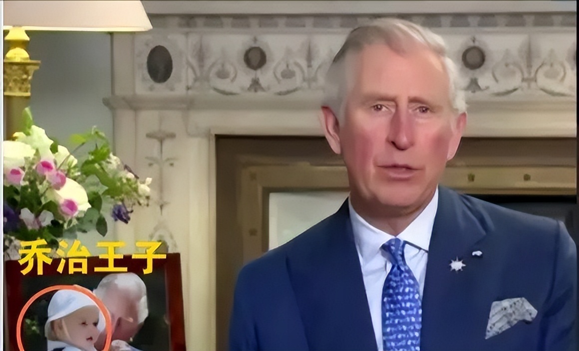 隔辈亲萌娃把面给爷爷,隔辈亲宝宝调皮