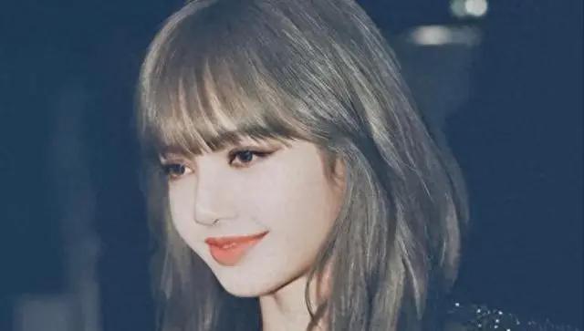 Lisa操作再引热议！晒大尺度照片、妆容变回泰妹，粉丝心疼其