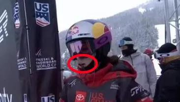 谷爱凌胜利时刻,谷爱凌比赛手里拿的啥