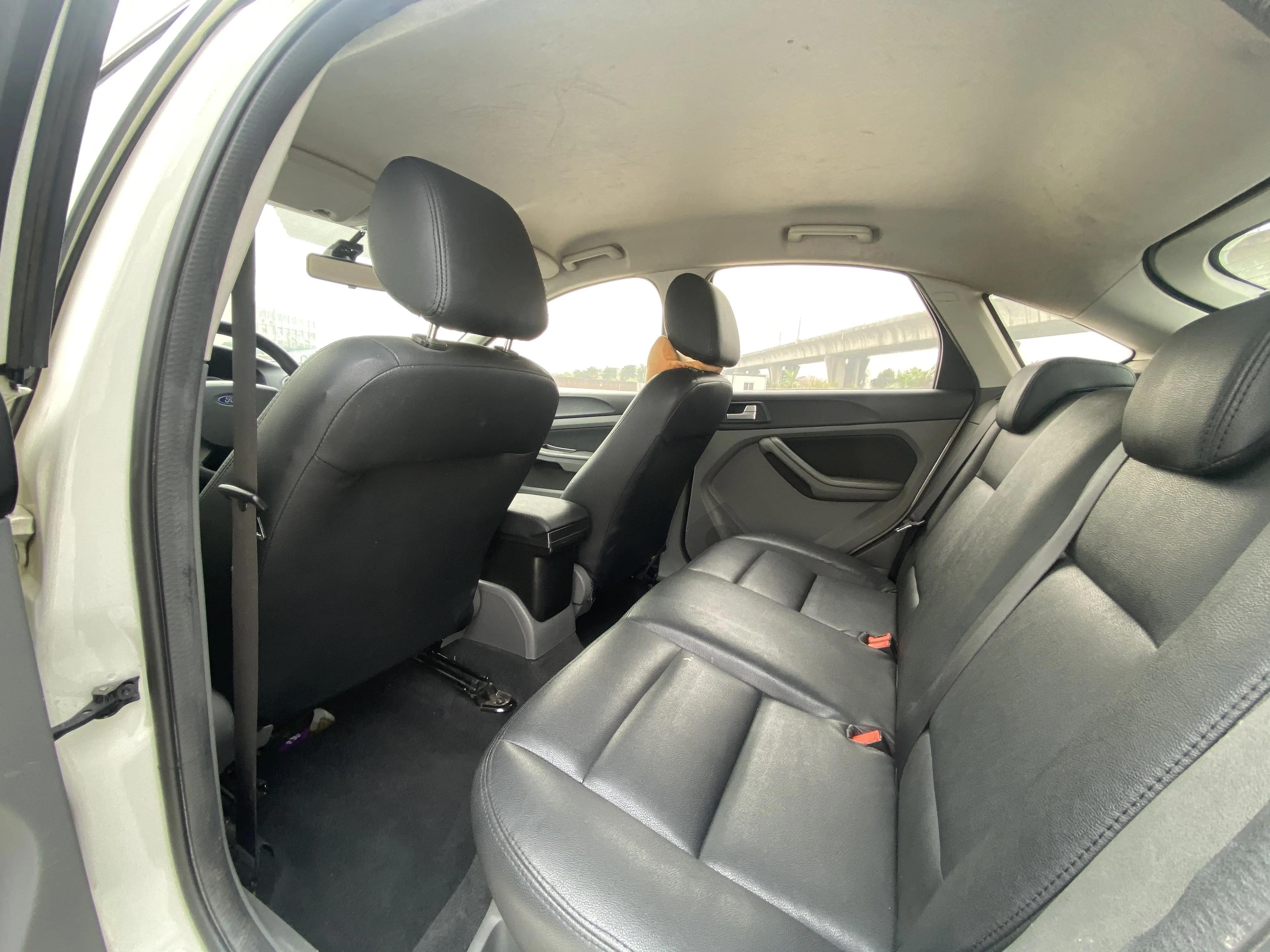 2013款1.6经典福克斯两厢手动二手,福特福克斯2013款两厢1.8t多少钱